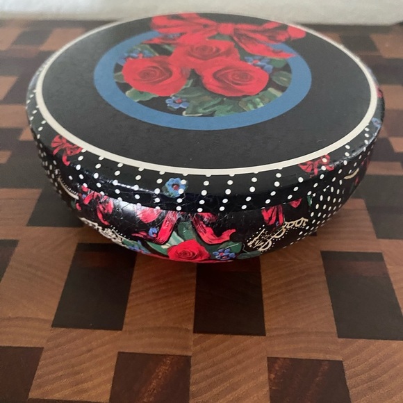Vintage Nobel Hall 5” Round Black Polka Dot Red Bow & Roses Gift Jewelry Tin - Picture 4 of 10